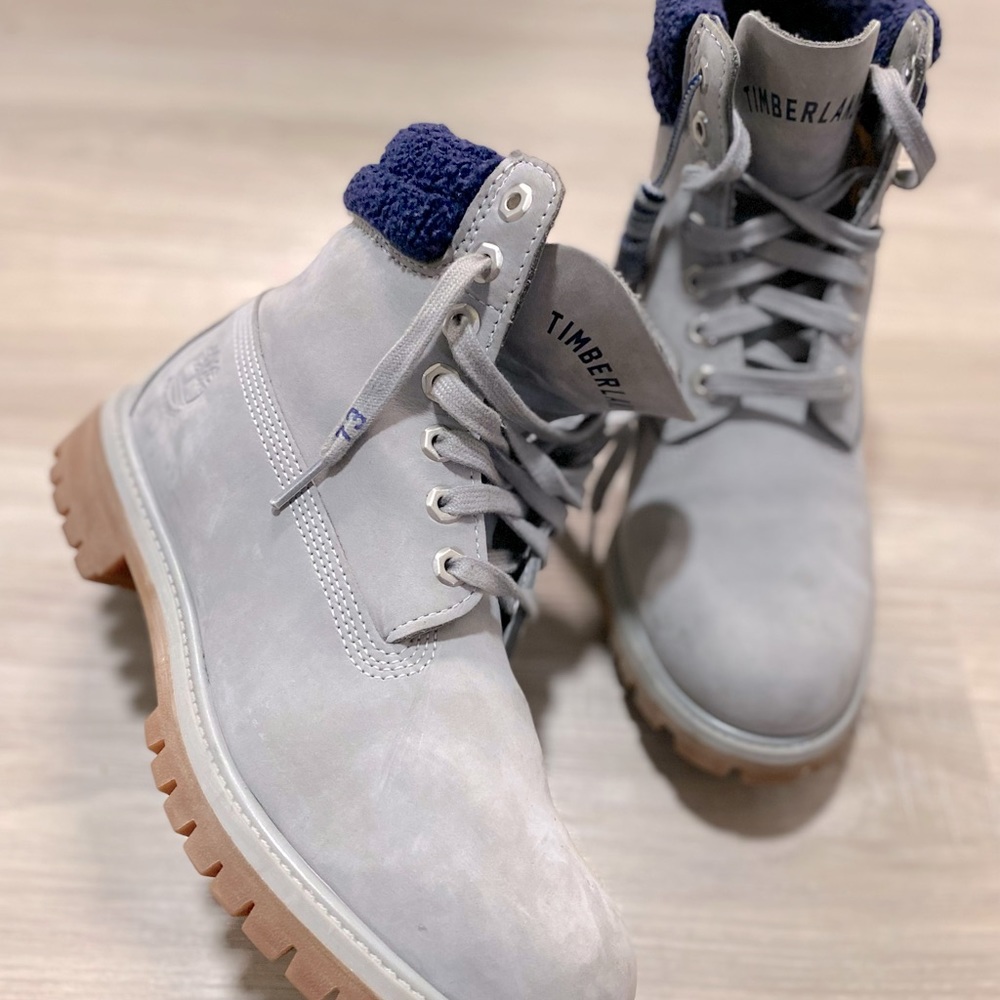 Men’s gray booth. Worn three times. In great condition.